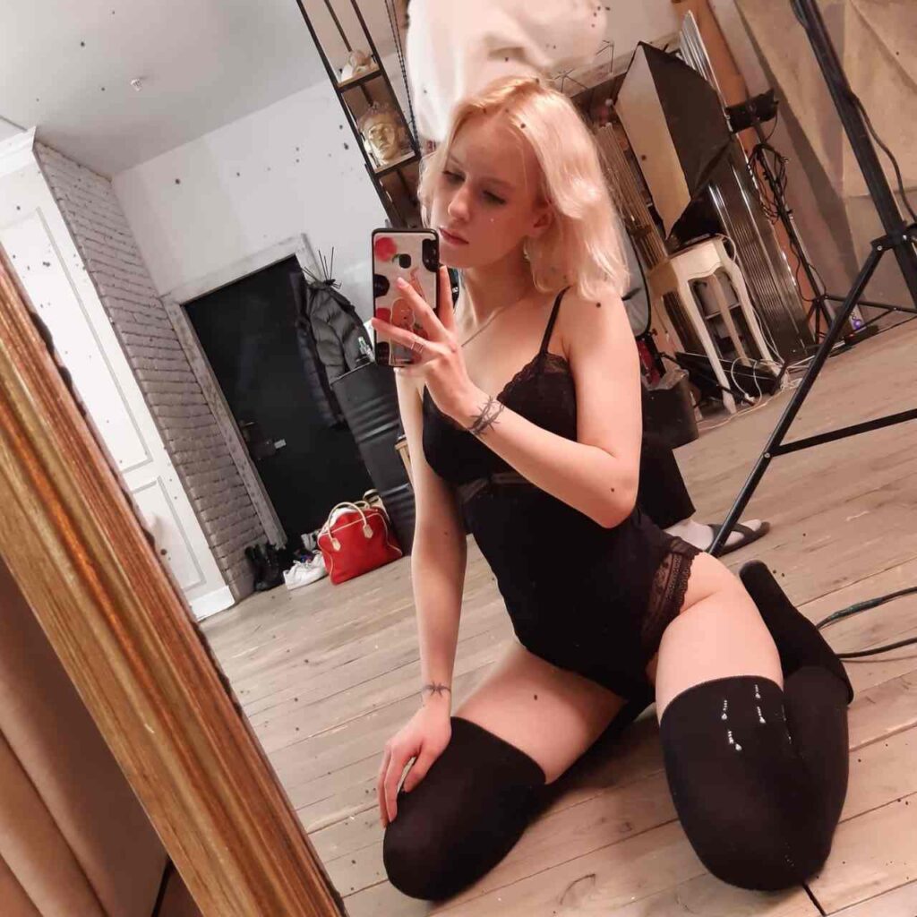 Anya-in-black-lingerie-on-her-knees
