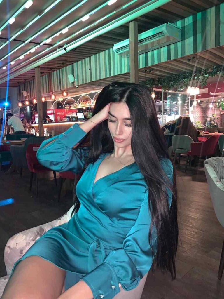 Meghan-at-a-restaurant-in-a-blue-dress